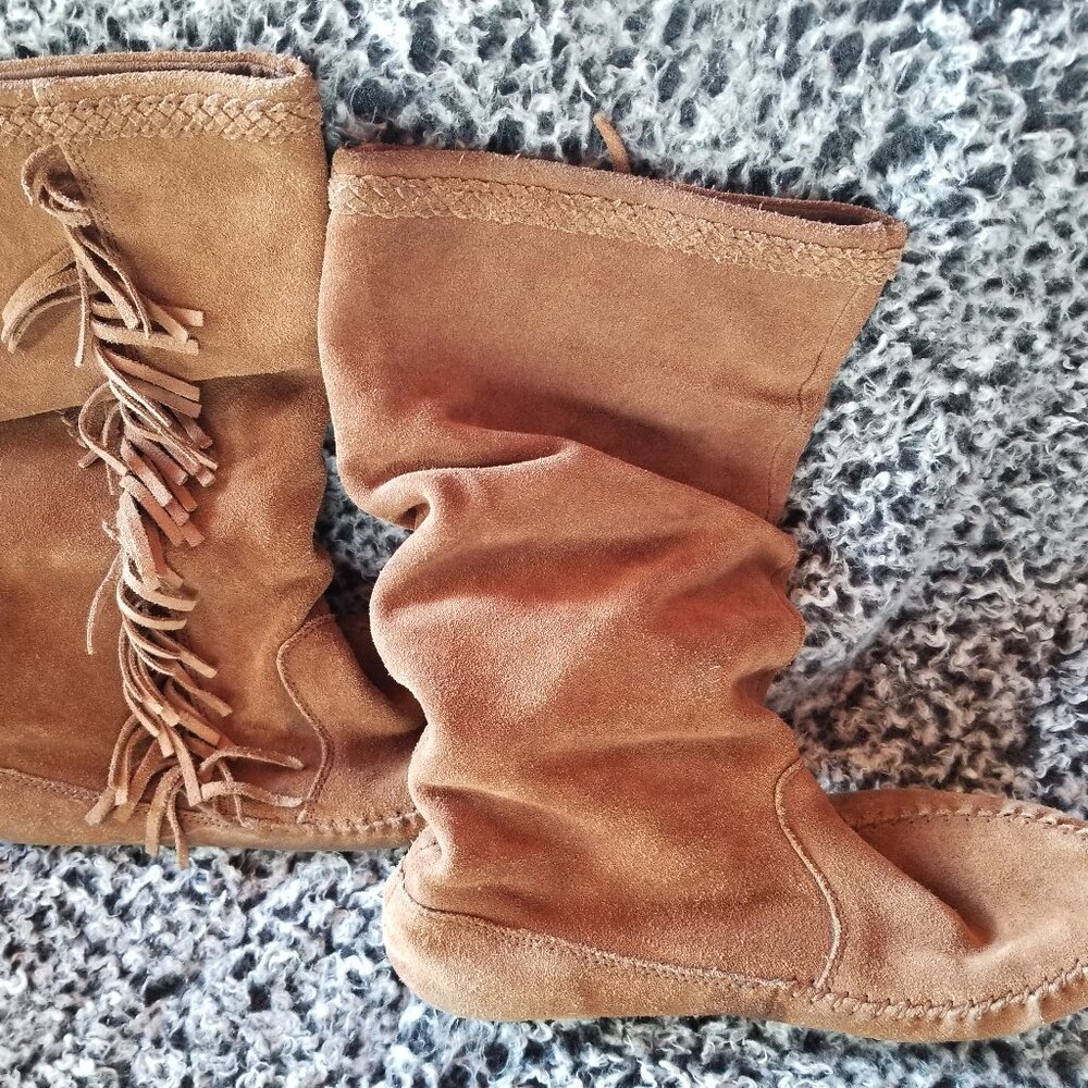 Minnetonka moccasin boots size 8.5 women's